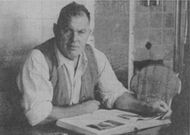 Hermann Schläpfer vor dem Goldenen Buch des «Rebstocks»