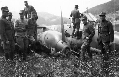 Bomber im zweiten Weltkrieg am Boden mit Soldaten