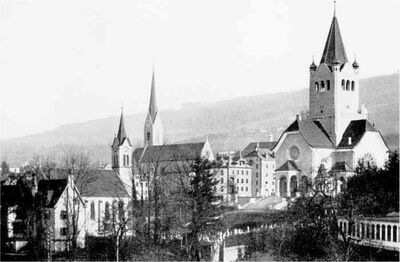 Von links nach rechts: erste evangelische Kirche, Jugendkirche, zweite evangelische Kirche. Aufnahme 1904, Foto H. Labhart