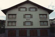 Hermann Schläpfer, Wirt des Hotel- und Restaurants Rebstock, liess zur Erinnerung an die Eiswanderung nach Kressbronn von Kunstmaler Ludwig Lorenzi die beiden Sgraffiti an seinem Wohnhaus «Langmoos» anbringen.