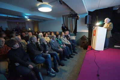 Historiker Louis Specker informierte die Zuhörer im «Treppenhaus» unter anderem über das Leben und Wirken der Familie von Bayer. Bild: Peter Roos