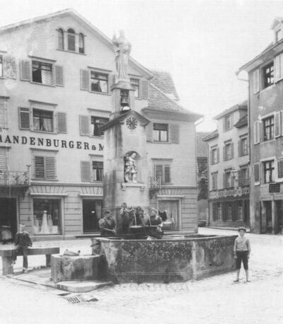 Alter Jakobsbrunnen, um 1900 durch einen neuen ersetzt. Photo H. Labhart.