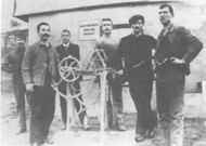 Fädelmaschine Levi - v.l.n.r: P.Rossi, E.Wefel, H.Egli, A.Belz, N.Egli, J.Schaufelberger