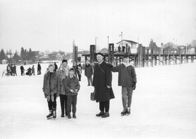 Fasnachtssonntag 24. Februar 1963; 11:08 Abmarsch in Rorschach; 14:55 Ankunft in Nonnenhorn. Hier sind wir nach erfolgreicher Seeüberquerung etwas müde aber stolz, dieses Ereignis erlebt zu haben. Jakob Federer fuhr gleichzeitig per Velo hin und zurück.