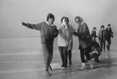 Vreni Buchenhorner, Vreni Stähli, Annemarie Kuster, Ernst Messmer (auf Schlitten), Emil Brocker, Helen Graf und Simon Federer