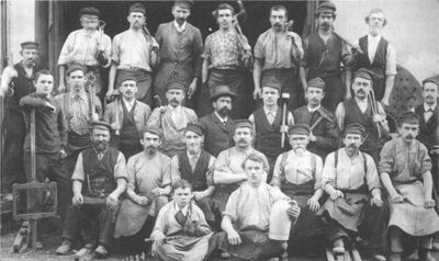 Arbeiter aus der Werkstätte der Vereinigten Schweizer Bahnen. Rorschach 1890