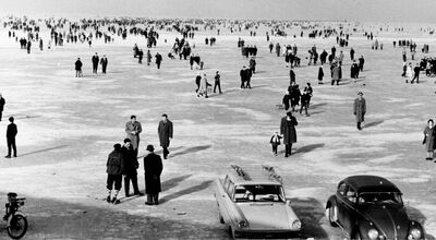 Seegfroerni 1963 Tausende Fussgaenger und Autos auf dem Bodensee der Rorschacher Bucht