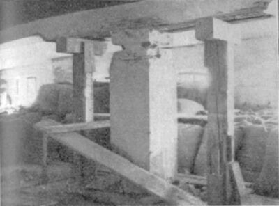Abb. 8: Einsenkung und Beschädigungen an Unterzügen und Sattelhölzern