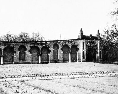 Windfangmauer entlang der Seestrasse der Villa Seefeld