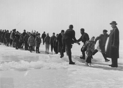 Überwindung einer Eisbarriere mit einer 50 Zentimeter breiten Spalte