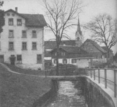 Dorfbach mit Restaurant Käserei und katholischer Kirche Goldach