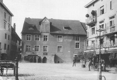 Humpiss'sches Haus, heute Schweizerische Bankgesellschaft. Rechts eine Gaslaterne. Photo: P. Labhart