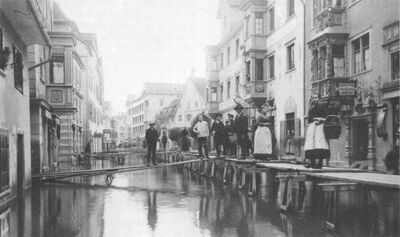 Die überschwemmte Hauptstrasse. Photo vom August 1890.