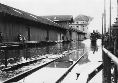 Die 1869 erstellten Kornschuppen westlich des Kornhauses. Aufahme beim Hochwasser 1910. Photo: Hans Labhart (Download von http://www.rorschachbuch.ch/Presse/downloads/index.html)